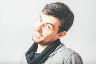 Adam bir şey soruyor.