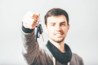 Anahtarları elinde tutan adam.