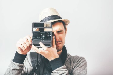 Retro kameralı adam.