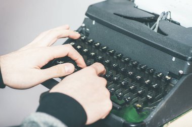 Daktiloyla yazan yakışıklı gazeteci