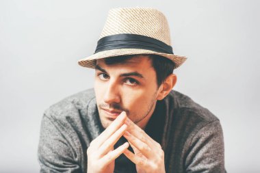 Adam bir sorun düşünüyor.