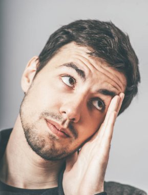 Fotoğraf stüdyosundaki adamın başı ağrıyor.