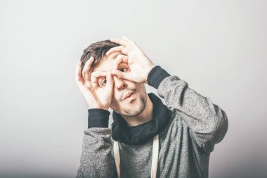 Şimdi adam çerçeveli gözlük yapıyor.