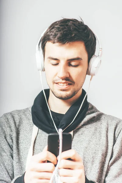 Mann Mit Kopfhörer Und Tablet — Stockfoto