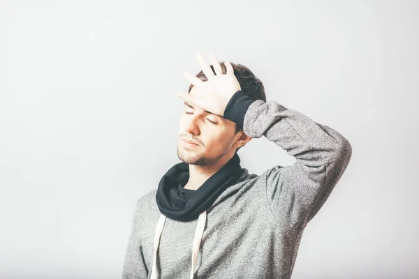 Kerl Kopfschmerzen im Fotostudio Hintergrund — Stockbild Kerl Kopfschmerzen Fotostudio Hintergrund — Stockfoto