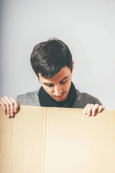 Cara Com Papelão Nas Mãos — Fotografia de Stock