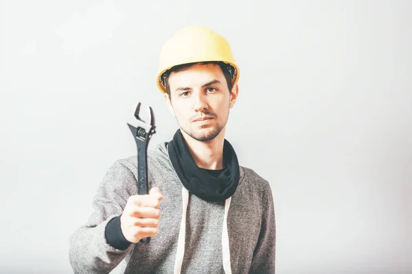 Hombre Con Casco Construcción Llave Ajustable — Foto de Stock