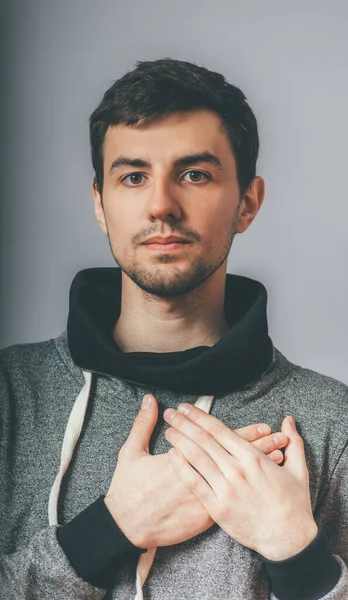 Hombre Sosteniendo Mano Corazón — Foto de Stock