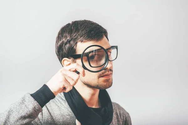 Man Die Door Een Vergrootglas Kijkt — Stockfoto