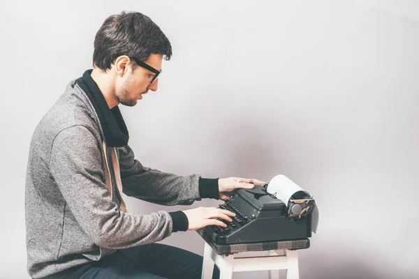 Beau Journaliste Écrivant Avec Une Machine Écrire — Photo