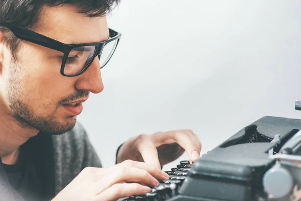 Knappe Journalist Die Schrijft Met Typemachine — Stockfoto