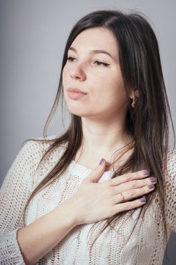 Gri arka planda dua eden kız