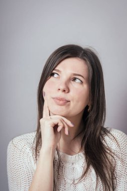 Gri arka planda düşünen kız