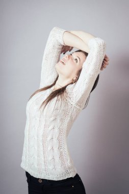 Kız gri arka planda geriniyor