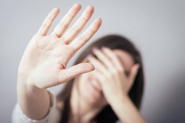 Kız elleriyle gözlerini kapatıyor.