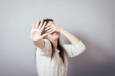 Gri arkaplanda kız duruşu gösterir