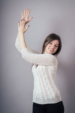 kız gri arka planda alkışlar