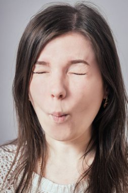 Kız yanağını çekti.