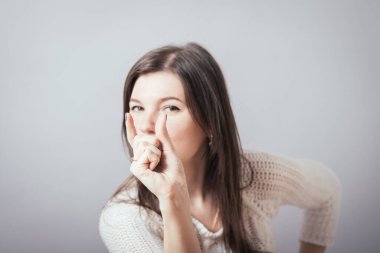 Kız çok küçük bir şey gösteriyor.