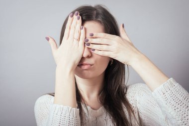 Kız gözlerini kapatır.