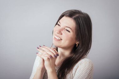 Güzel genç kız dua ediyor.