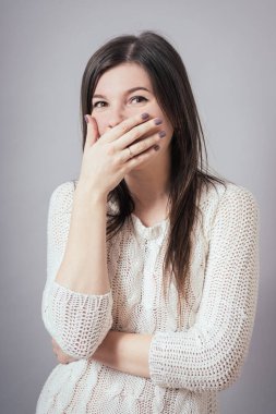 Kadın şaşırdı ve eliyle ağzını kapattı.