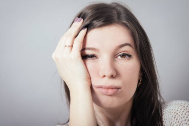 Kız elini kaldırdı.