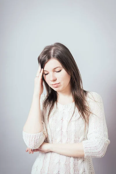 Chica Posando Sobre Fondo Gris — Foto de Stock