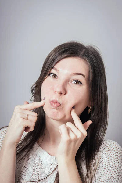 Mädchen Posiert Auf Grauem Hintergrund — Stockfoto