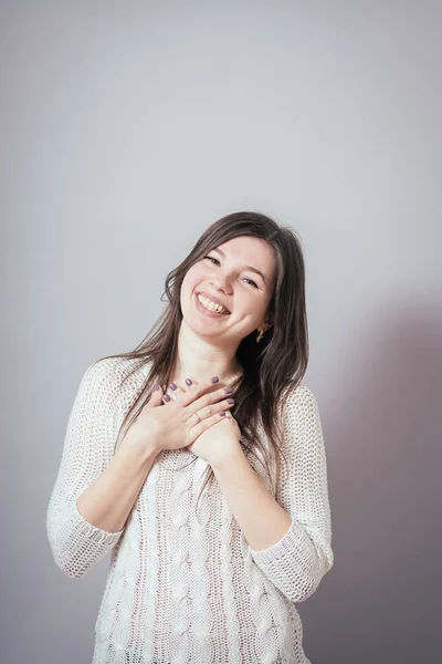 Chica Posando Sobre Fondo Gris — Foto de Stock