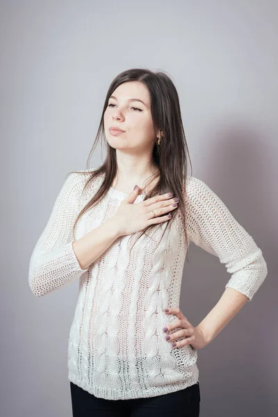 Niña Rezando Sobre Fondo Gris —  Fotos de Stock