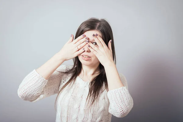 Dívka Zakryla Oči Rukama — Stock fotografie