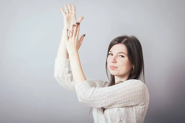 Chica Aplaude Sobre Fondo Gris — Foto de Stock