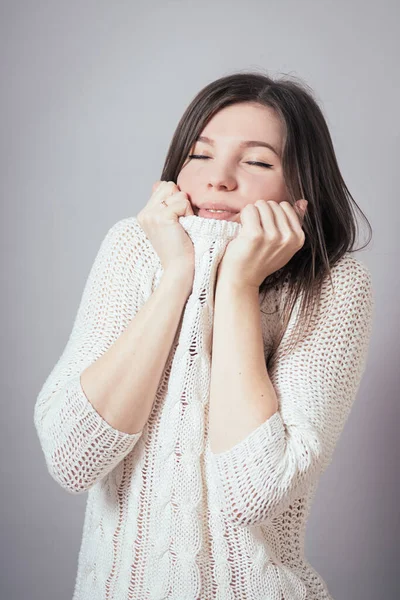 Chica Fría Sobre Fondo Gris — Foto de Stock