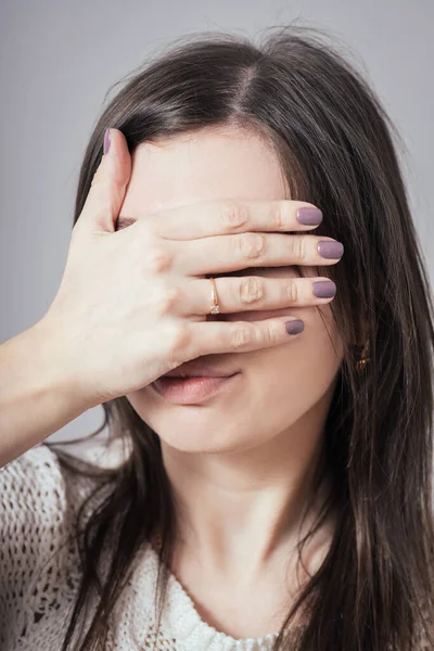 Chica Cubriendo Sus Ojos Con Mano — Foto de Stock