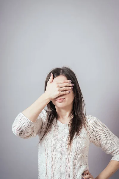 Mädchen Bedeckt Ihre Augen Mit Der Hand — Stockfoto