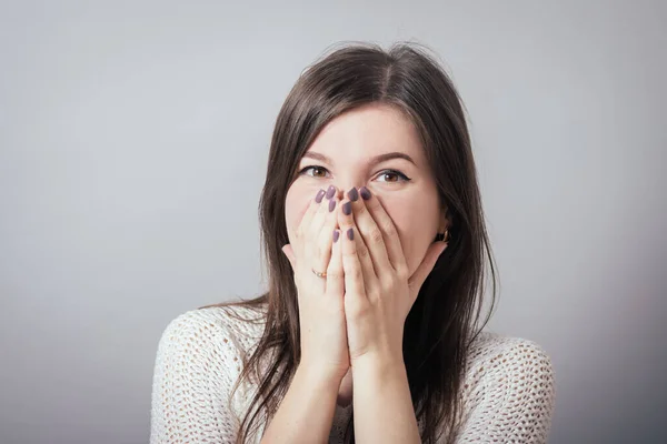 Meisje Bedekken Haar Mond Met Haar Handen — Stockfoto