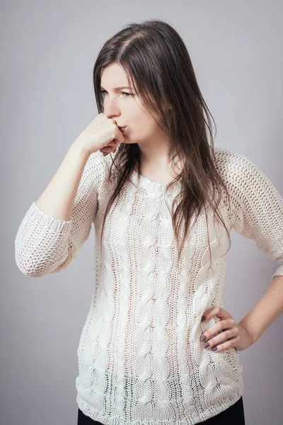 Menina Bonita Lembra Algo — Fotografia de Stock