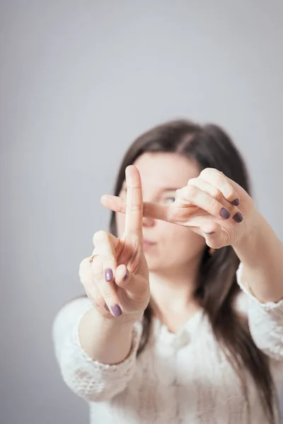 Preciosa Chica Mostrando Stop Dedos Cruzados — Foto de Stock