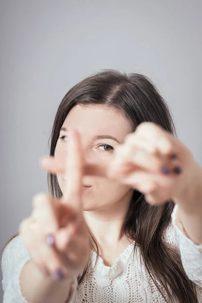 Menina Linda Mostrando Parar Dedos Cruzados — Fotografia de Stock