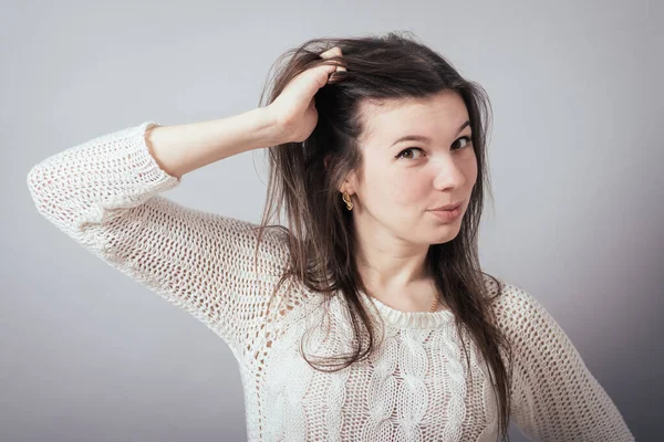 Ragazza Carina Ricordato Qualcosa Tenendo Testa — Foto Stock