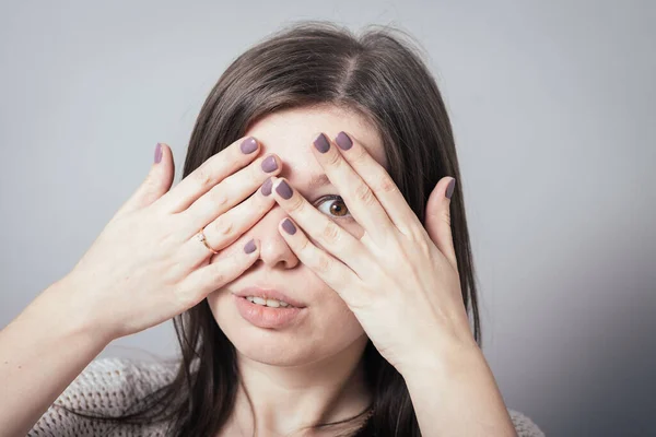 Girl Covering Her Eyes Her Hands — Stock Photo, Image