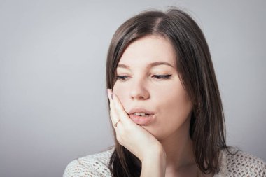 Kız elini kaldırdı.