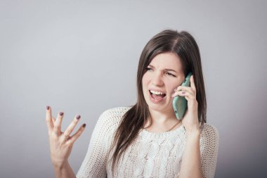 Cep telefonundan konuşan bir kız.