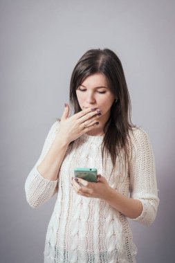 Cep telefonu olan kız.