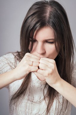 Gri arka planda ağlayan kız