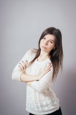 Kızım, gri arkaplanda portre