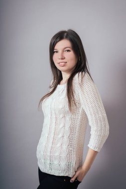 Kızım, gri arkaplanda portre