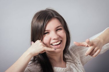 Kız beni ara diyor.