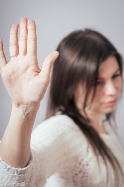 Gri arkaplanda kız duruşu gösterir